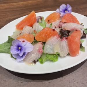 カンパチとグレープフルーツのカルパッチョ　～発酵柚子ドレッシング～