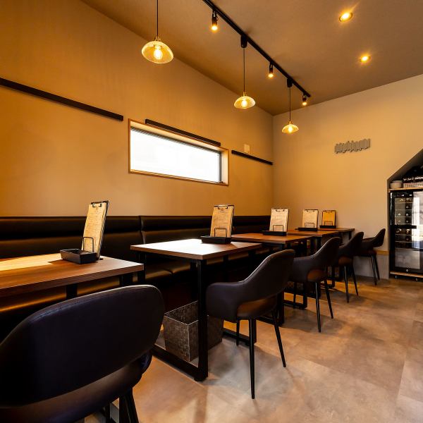 んなでワイワイできるテーブル席と、気さくなスタッフとの会話も楽しめるカウンター席をバランスよく配置しています。普段の食事はもちろん、少人数宴会やちょい飲みにも使える万能空間。地元で気軽に集まれる“使い勝手のいい一軒”を目指しています。