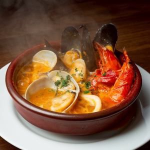 魚介のアヒージョ (バゲット4枚付き)