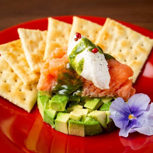 サーモンとアボカドのタルタル ~サワークリームと大葉ベーゼ~