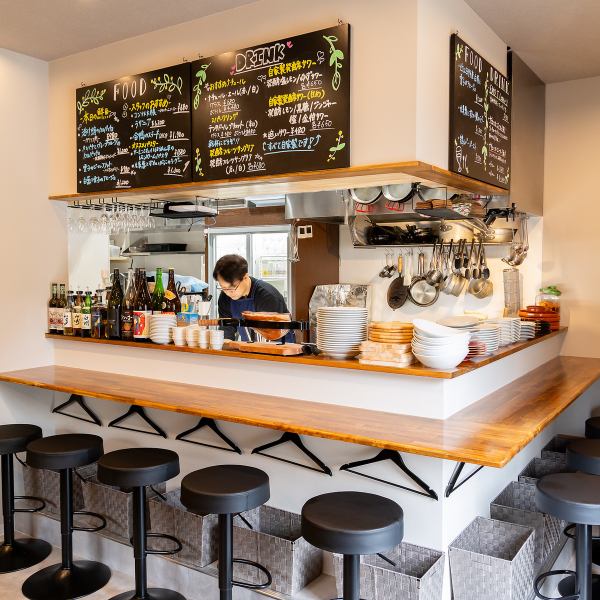 テーブル席は小宴会や仲間との集まりに、カウンター席はおひとり飲みやデートにも最適。シーンに合わせて楽しめる居心地のよさが魅力です。