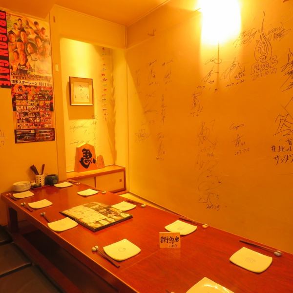 Semi-private rooms for 4, 6, and 10 people are available.I'm glad that it's made of tatami and has a horigotatsu.Make sure to make an early reservation! We'll be waiting for you at the counter seat for a quick bite after work! Please leave the late-night business in front of Hakata Station to us♪