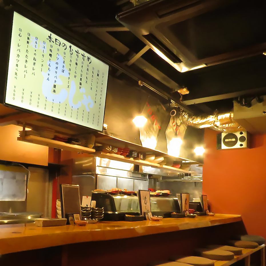 一階席はフラッと1人でも立ち寄りやすいカウンター席も◎