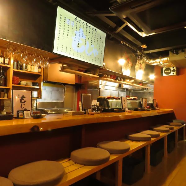 1階はカウンター席と掘りごたつ席で構成され、どちらも少人数~ゆっくり過ごせる空間!スタッフと会話を楽しめるカウンター席は常連さんにも好評で、アットホームな時間を過ごしたい方に最適♪掘りごたつ席はプライベート感もあり、足を伸ばしてくつろげるのが嬉しいポイント☆喫煙可能な店内で食事とお酒を堪能できます◎