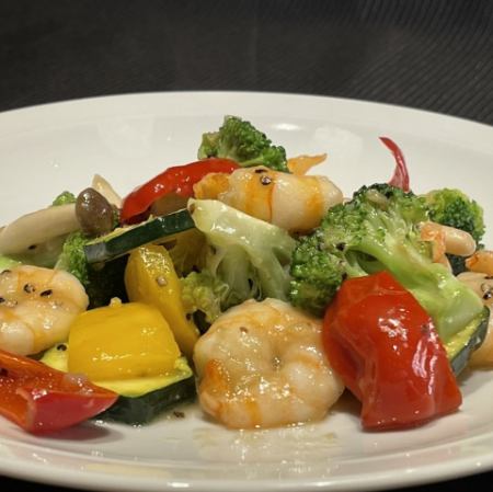 海老と季節野菜の黒胡椒炒め