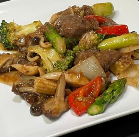牛ハラミと季節野菜の自家製XO醤炒め