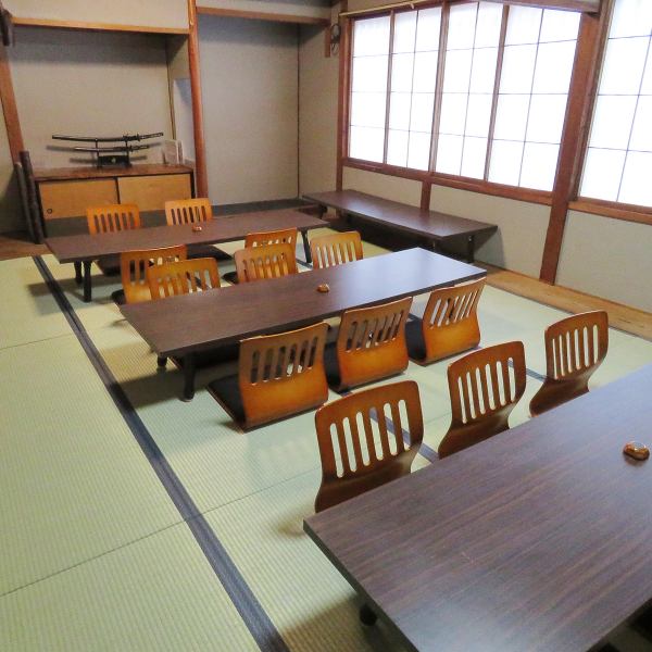 1階にはゆったりとしたカウンター10席と、4名様用の座敷が2つ。2階には8名様まで利用できる座敷が3つあり、少人数から大人数まで幅広く対応可能です。フロア貸切もできるため、宴会やパーティーなどにも最適。アットホームな雰囲気の中で、気の合う仲間と楽しい時間を過ごせます。ご利用はお気軽にご相談ください。