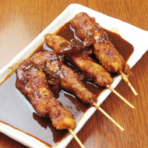 【当店の看板メニュー◎】土手味噌串カツ/110円（1本）(税込)