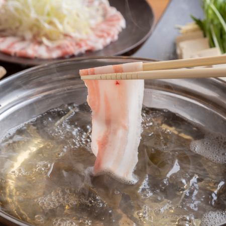 【宴会套餐】两种生鱼片、特色猪肉涮锅或里脊肉牛排（含2.5小时无限畅饮，共8道菜品3,500日元）