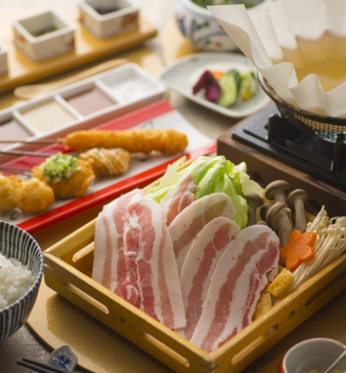 [All-you-can-drink included] "Kurobuta paper pot shabu-shabu course" 13 dishes including 8 skewers of fried pork and six black and white pork shabu-shabu