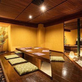 最大で13名程度のお庭に囲まれためずらしい個室です。台形方の形なので席を囲むような感じでご利用頂けます。 週末は予約がすぐ埋まりますのでお早めのご予約をお願い致します