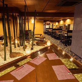 平日は30名～週末は50名以上で貸し切りがOKです。落ち着いた和の空間の中で宴会など楽しんでいただけます。マイクの貸し出しも無料です。照明ありマイクあり控え室ありケーキ手配可 ※設備・サービスのご利用に関してはお店に直接お問い合わせください