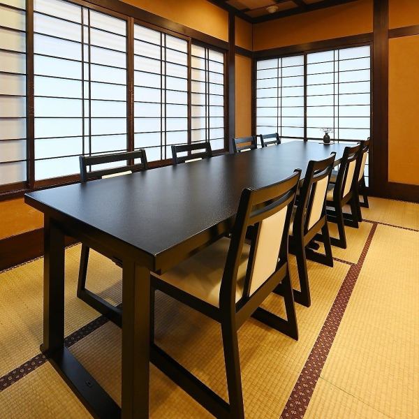 格式ある佇まいの外観が、特別な日への期待感を高めます。店内は心安らぐ和のしつらえ。ご両家の顔合わせや、大切な方への接待に最適な個室を6室ご用意しております。テーブル席は2名様から6名様まで幅広く対応可能で、職場の同僚とのご宴会にも便利です。伝統的な日本料理を味わいながら、至福の時をお過ごしください