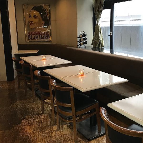 店内にはテーブル席を13卓ご用意しており、人数に応じてご利用いただけます。貸切の場合は最大35名様まで対応可能なので、特別なイベントにも最適です。家族での食事や友人との集まり、ビジネスシーンなど、さまざまなシーンに合わせて自由に使えるスペースを提供しています。ゆったりとした時間をお楽しみください。