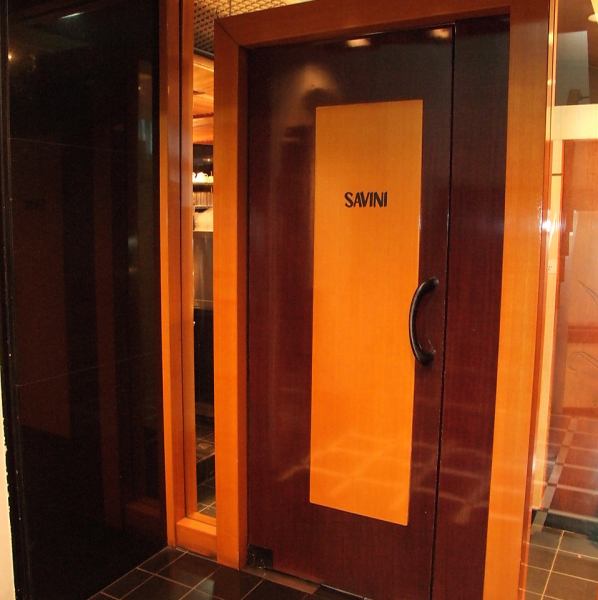 木のぬくもりを感じる落ち着いた雰囲気の中、心温まるひとときをお過ごしいただけます。クラシックなインテリアが特徴で、デートや特別な記念日にもぴったり。親しい人と共にゆったりと楽しむことができ、リラックスした時間をご提供。美味しい料理と心地よい空間で、思い出を作ることができる場所です。