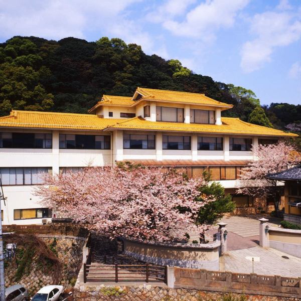 Shunhoro总店（山口县下关市）已经营业了130多年。下关的旅馆曾经是许多历史的舞台。首相首相伊藤裕文（Hirofumi Ito）命名“ Shunhoro”。明治21年第一个河豚烹饪许可证的指定明治28日清和平条约缔结地点1958年38昭和天皇和皇后