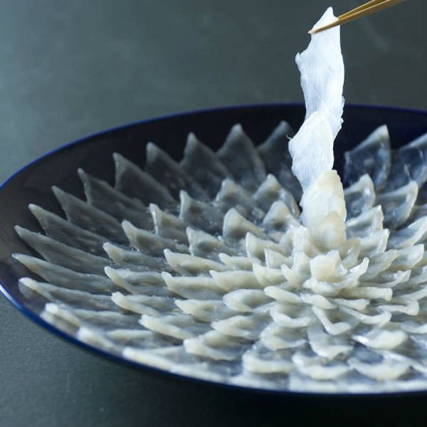 You can enjoy the traditional taste and skill of a long-established restaurant that is not ashamed of the name of the first Fugu cuisine licensed store in Japan.Fugu is provided by Shimonoseki with stable and high quality blowfish all year round.