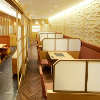 시모노세키의 간몬 해협을 모티브로 한 물결 모양의 제작으로 하고 있는 엄선된 자리.쇼핑 후 가벼운 식사에도 꼭 이용해 주십시오.