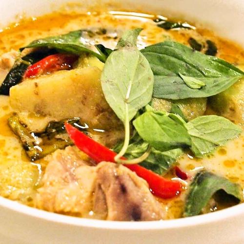 Chicken and Eggplant Green Curry "Gaeng Kyo Wang Gai" (with jasmine rice)