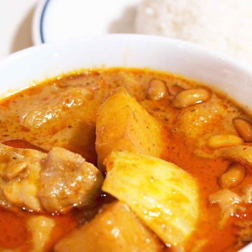 Chicken and potato massaman curry "Gaeng Massaman" (with jasmine rice)