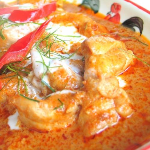 Stir-fried chicken with red curry "Paneeng Gai"