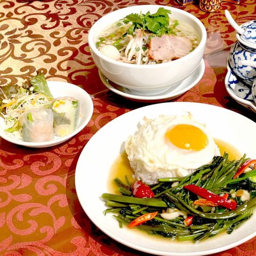 【週替わりランチ】空心菜と豚肉炒めのせごはん　スープ付