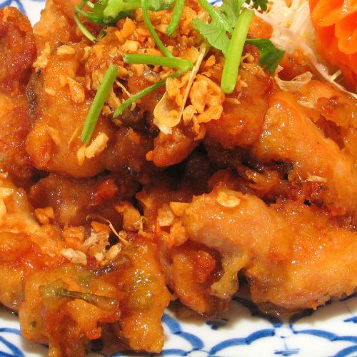 Fried chicken with garlic ``Gai Tod Gatiam'' / Fried pork with garlic ``Moo Tod Gatiam''
