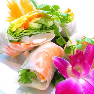 The Sukhumvit Course includes seven popular staples such as fresh spring rolls and glass noodle salad, priced at 4,500 yen (tax included).