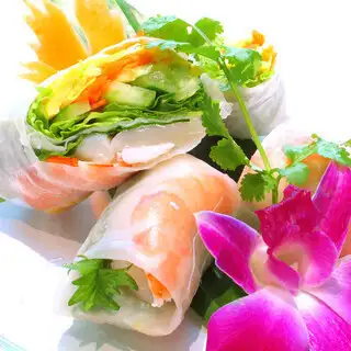广受欢迎的经典素坤逸套餐，包含 7 道菜，价格为 4,500 日元（含税）。