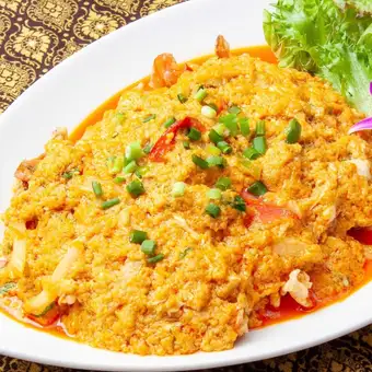 享用完整的九道菜泰式套餐：【通罗套餐】5,500日元（含税）