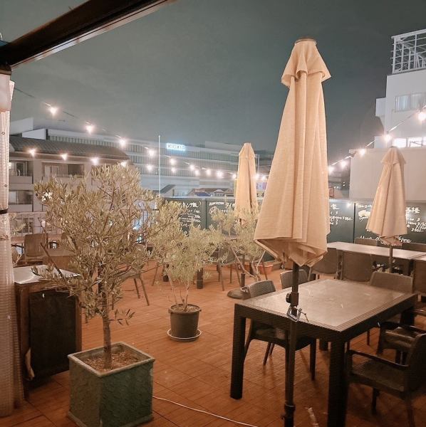 【開放的なテラス席がSNS映えと話題◎】お客様の安心のために。オープンエアで本格料理を楽しめる屋上レストランです！昼は小豆島オリーブの木がいっぱいのオープンエアランチ☆和・洋・中それぞれの料理をお楽しみ頂けます。大船のシンボル「大船観音」も望める絶好のロケーション！