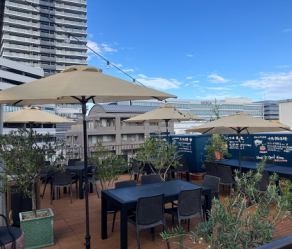 <全席オープンエア>オリーブの木が茂る癒しの空間