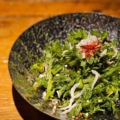 Fresh chrysanthemum and anchovy choregi salad