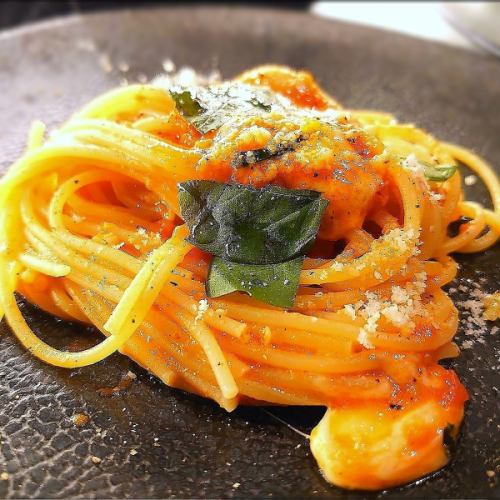 Mozzarella and basil in tomato sauce Sorrento style