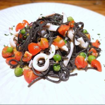 Tagliolini with squid ink, spear squid and tomato/green pea sauce