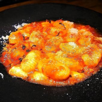 키타 아카리의 수타 뇨키 모짜렐라와 바질 토마토 소스