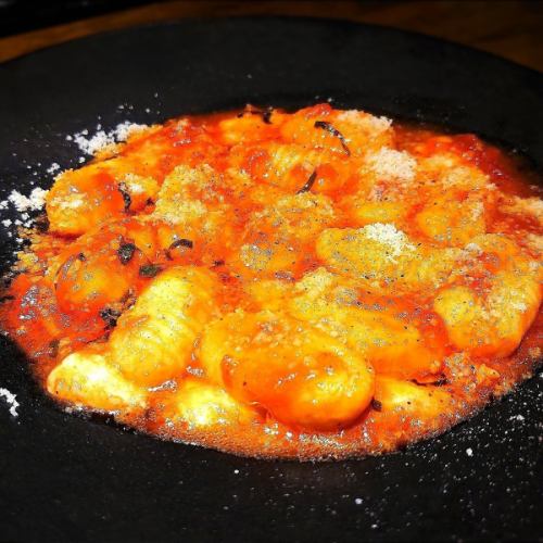 키타 아카리의 수타 뇨키 모짜렐라와 바질 토마토 소스