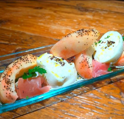 花畑牧場ブラータチーズ 桃と生ハムのカプレーゼ