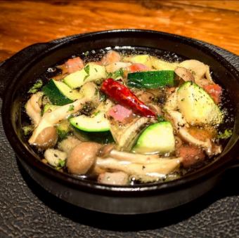 道産ズッキーニとしめじ・ベーコンのアヒージョ
