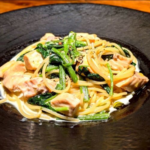スパゲッティ 秋鮭とほうれん草のクリームソース