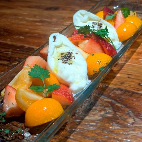 花畑牧場ブラータチーズ 苺と金柑のカプレーゼ
