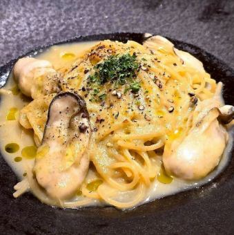 【季節のパスタ】 北海道産の牡蠣と白菜のクリーム仕立て