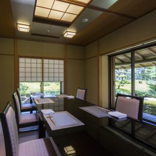 【鷹の羽】（6～12名様まで）6名様からご利用いただけるモダンなテーブル個室です。和椅子で正座が不要になります。