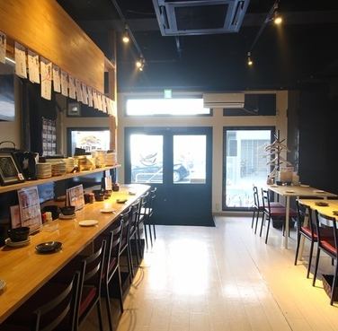 全面ガラス張りの開放的な店内、清潔感、居心地が◎ウッドテイストで温かみのある造りの店内。カウンター席、テーブル席合わせて26席。貸切も対応可能で最大30 名まで収容可能なお店となっております♪一人飲み、プチ宴会、女子会、二次会や貸切等様々な状況でご利用頂けます！大須に寄った際は是非いらしてくださいね☆★