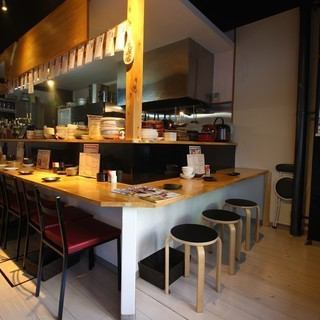 広々とした店内に掃除の行き届いた清潔感のあるテーブルが雰囲気◎つなげてお座り頂く事も可能♪なんと最大18名まで座れる宴会用テーブルに変身♪テーブルの予約など細かい希望に関してはお気軽にお店までお問い合わせくださいね♪【大須　サク飲み　昼飲み　プチ宴会　二次会　女子会　宴会　貸切】