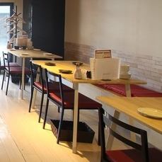 清潔感あふれるテーブル有ります！宴会、2次会や忘年会等幅広いシーンでご利用可能です。