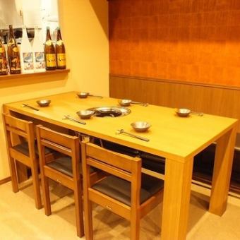 There is a table for 5 to 6 people.In addition, seats can be adjusted according to the number of people such as 4 people and 8 people.