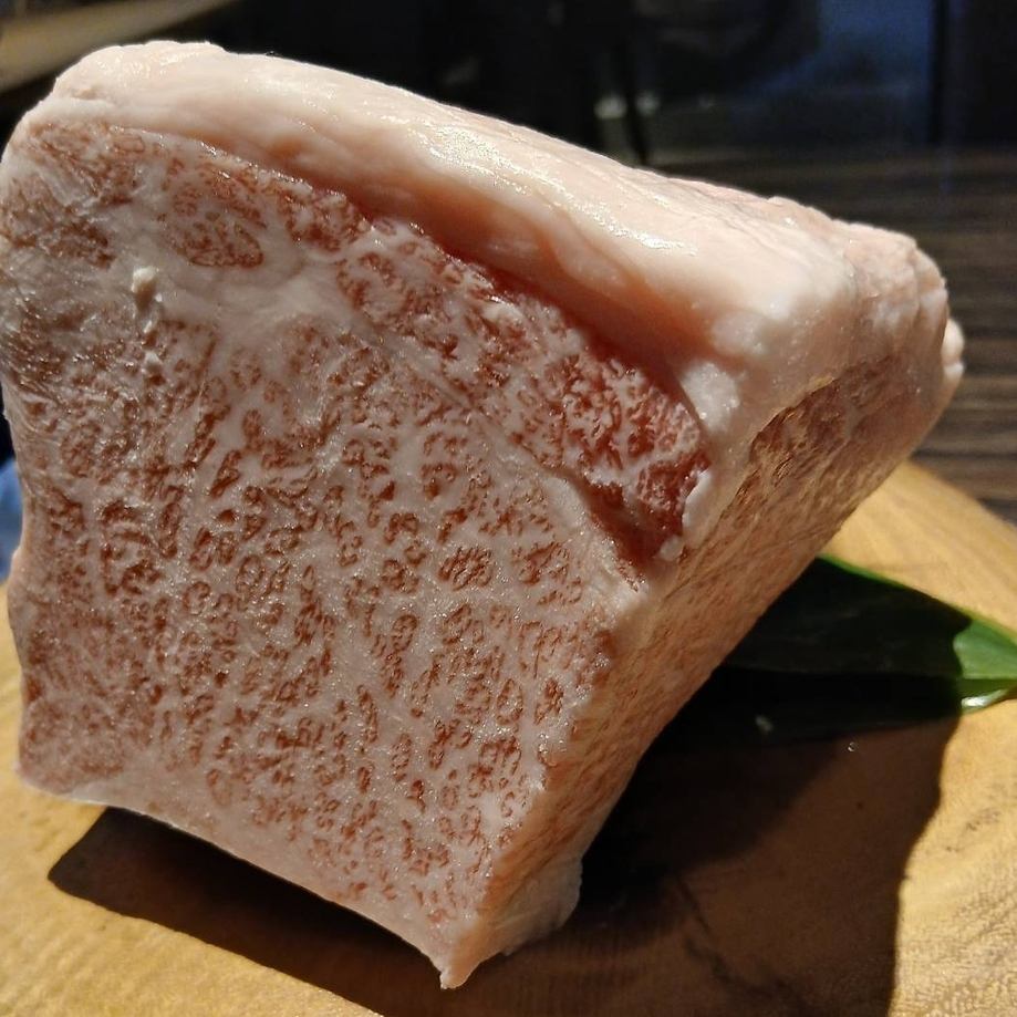 職人が直に目利きしたお肉を取り揃えております。