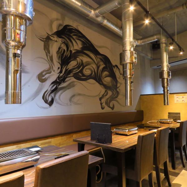 シックな店内では、ゆっくりと寛ぎながら絶品のお肉をご堪能いただけます。お子様連れの家族からご高齢の方までどなたでも気軽にご利用でき、気持ちよくお食事できるよう全力でサービスいたします！お店を出た後も笑顔でお帰りになれるよう、全力で対応させていただきます。ご来店お待ちしております。