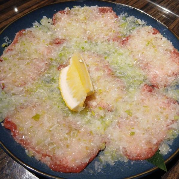 【シャキシャキネギまみれ】極限まで刻んだネギと薄切りタンの食感がやみつきになる一皿